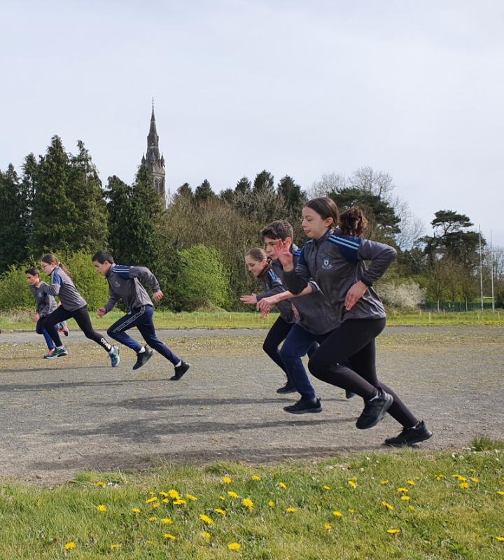 Image of pupils having a race